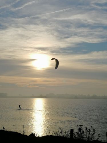 Kitesurfer bei Abendstimmung